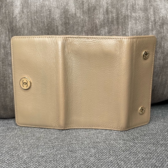 Gorgeous Chanel 6-Ring Keyholder in Excellent Condition! - Picture 10 of 12